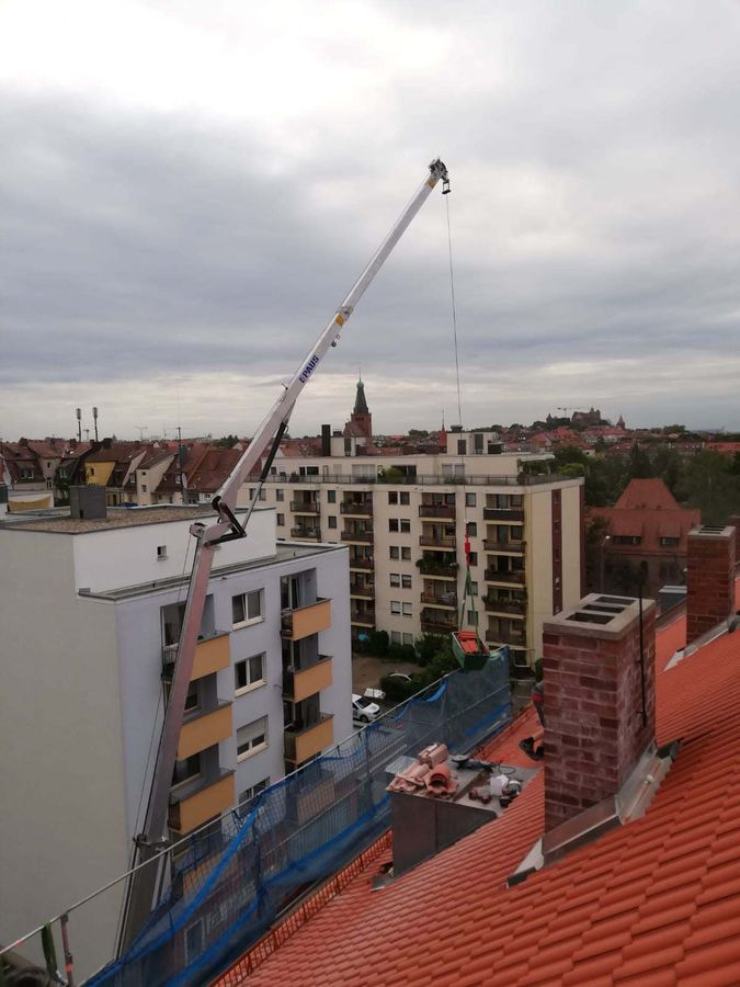 der über 30 m hohen Ausleger erreicht auch hohe Gebäude 