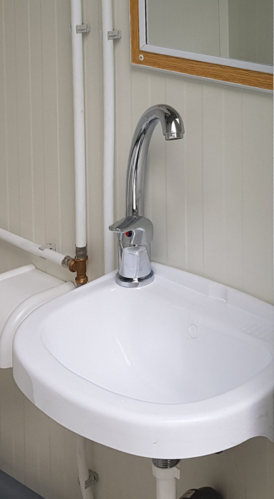 Für die Sauberkeit und Einhaltung der Hygiene-Standards dient das Handwaschbecken in der WC-Box.